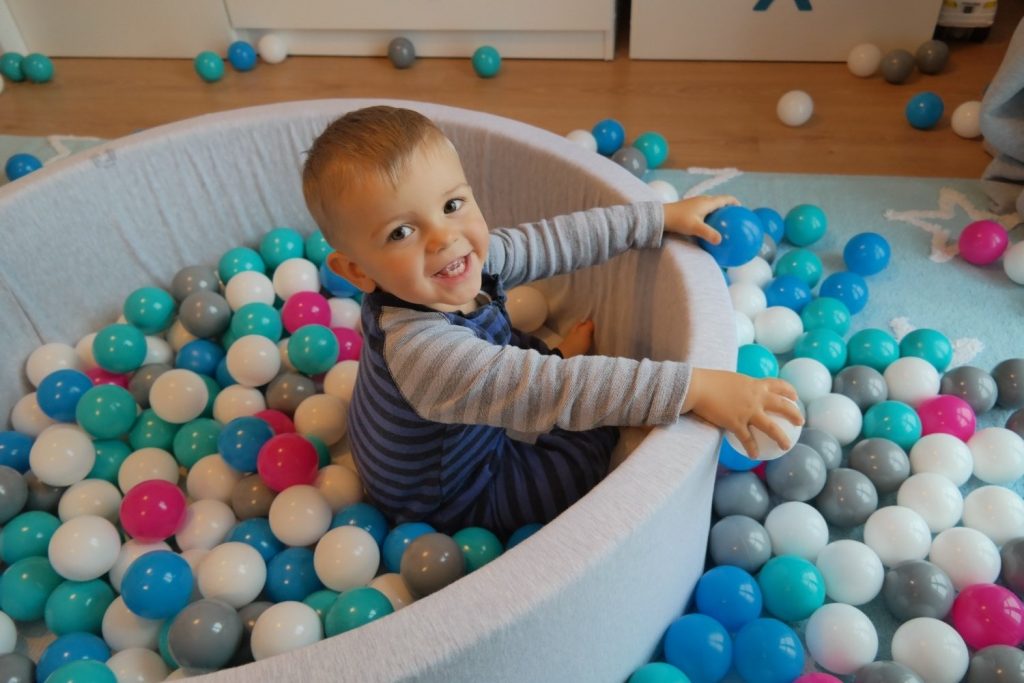 Der Bällebad ist sowohl lehrreich als auch unterhaltsam für Kinder.